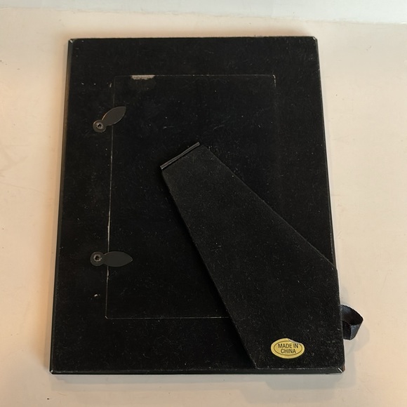 Beautiful frame with 3-D faux diamond surrounding  black glass 7” x 9” frame - Picture 4 of 9